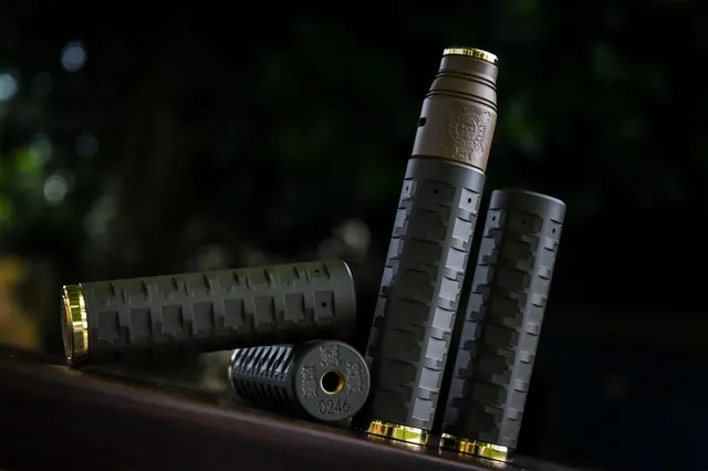 Comp Lyfe Battle Cry tubo meccanico 18650 bianco combo ottone