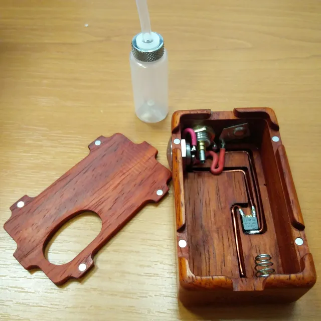 KHW Minifet Padouk box mod legno 18650 bottom feeder