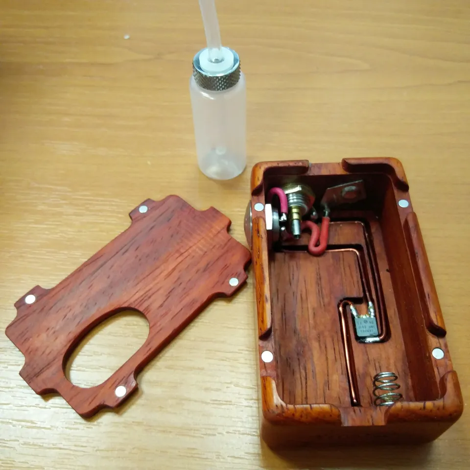 KHW Minifet Padouk box mod legno 18650 bottom feeder