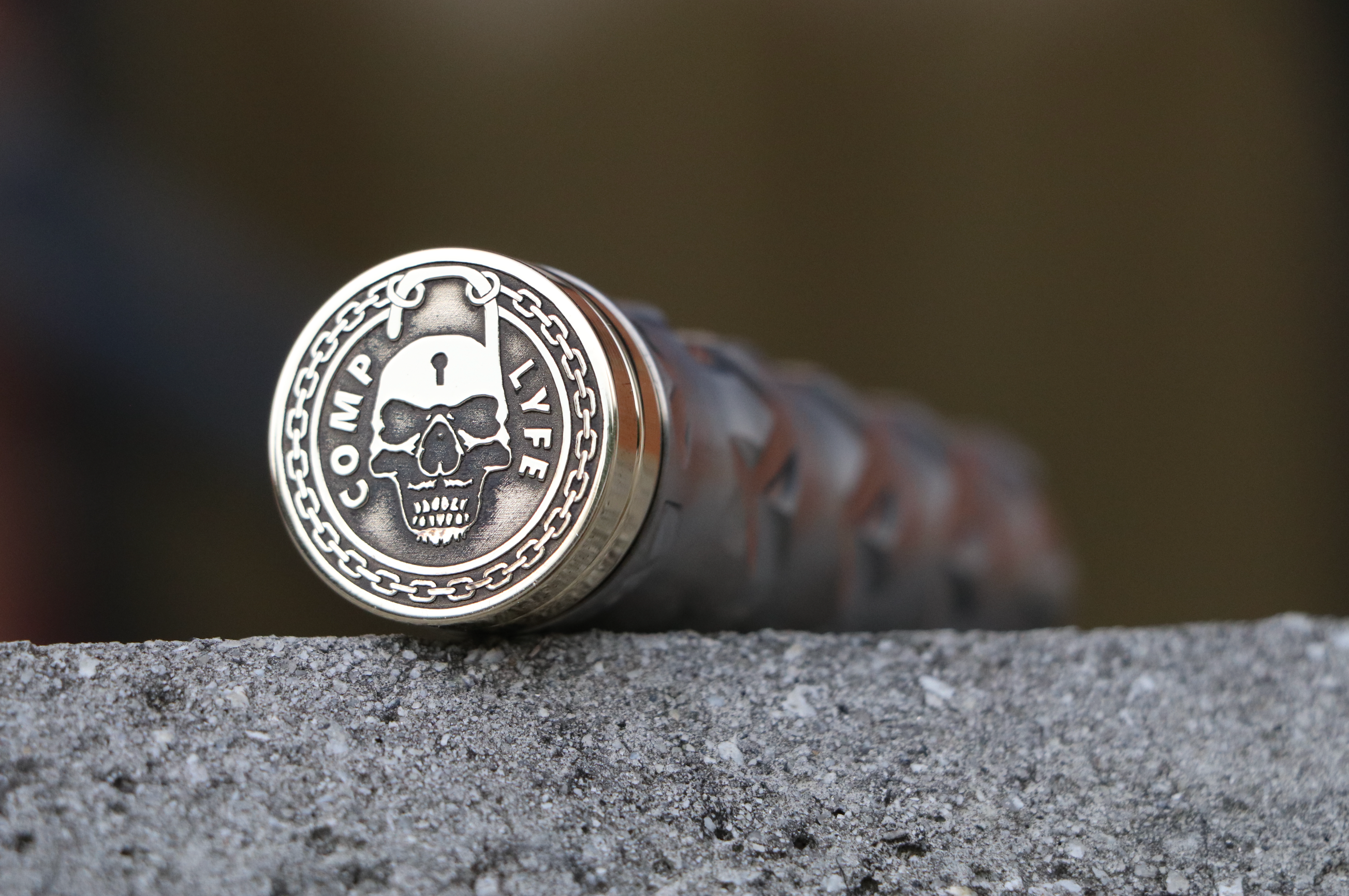 Comp Lyfe Vex Raw Titanium tubo 18650 Bearded Skull