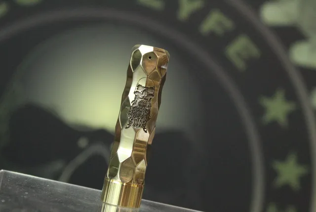 Comp Lyfe Closer 3D Bearded Skull tubo 18650 ottone