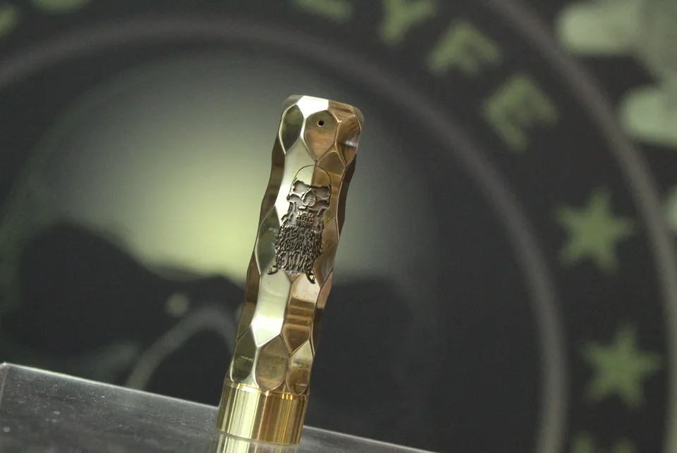 Comp Lyfe Closer 3D Bearded Skull tubo 18650 ottone
