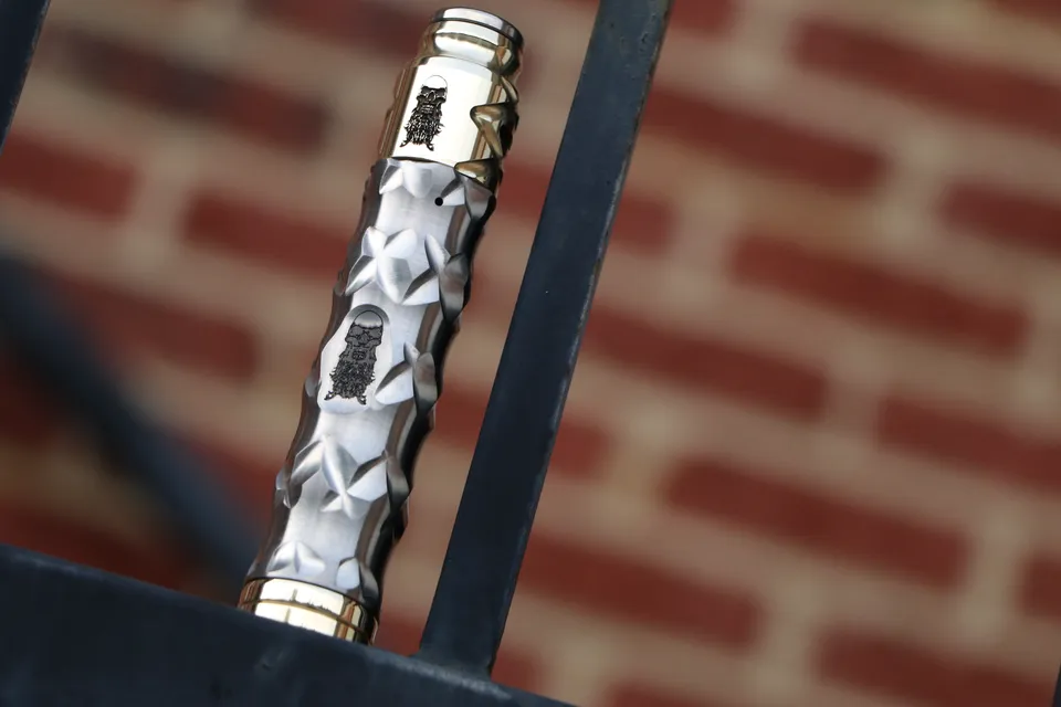 Comp Lyfe Vex Raw Titanium tubo 18650 Bearded Skull