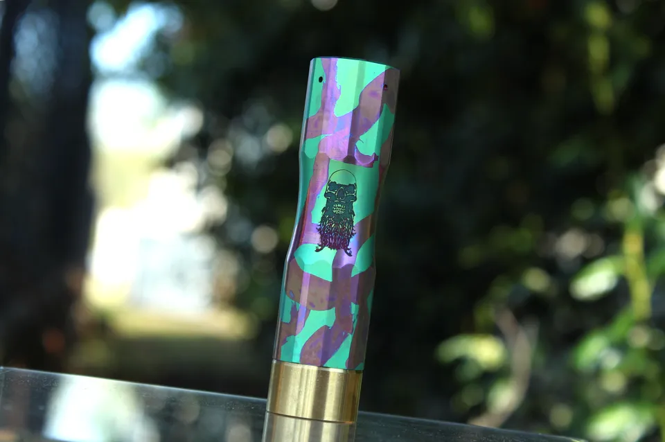 Comp Lyfe Circus Raw Titanium tubo 18650 Bearded Skull